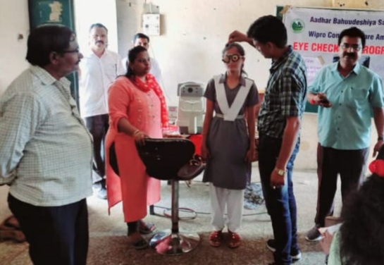 Amalner: विप्रो कंजूमर केयर आणि आधार बहुउद्देशीय संस्थे तर्फे शालेय विद्यार्थ्यांची नेत्रतपासणी.. मोफत चष्मे वाटप..!