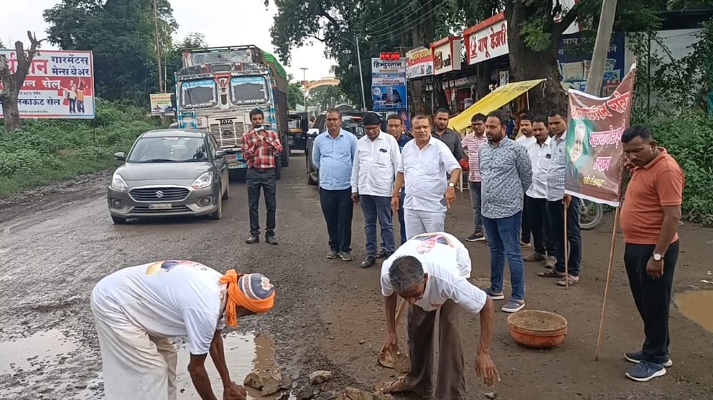 रावेर-सावदा महामार्गावरील महाकाय खड्डे श्रीराम फाऊंडेशन यांनी स्वखर्चाने बुजविले!