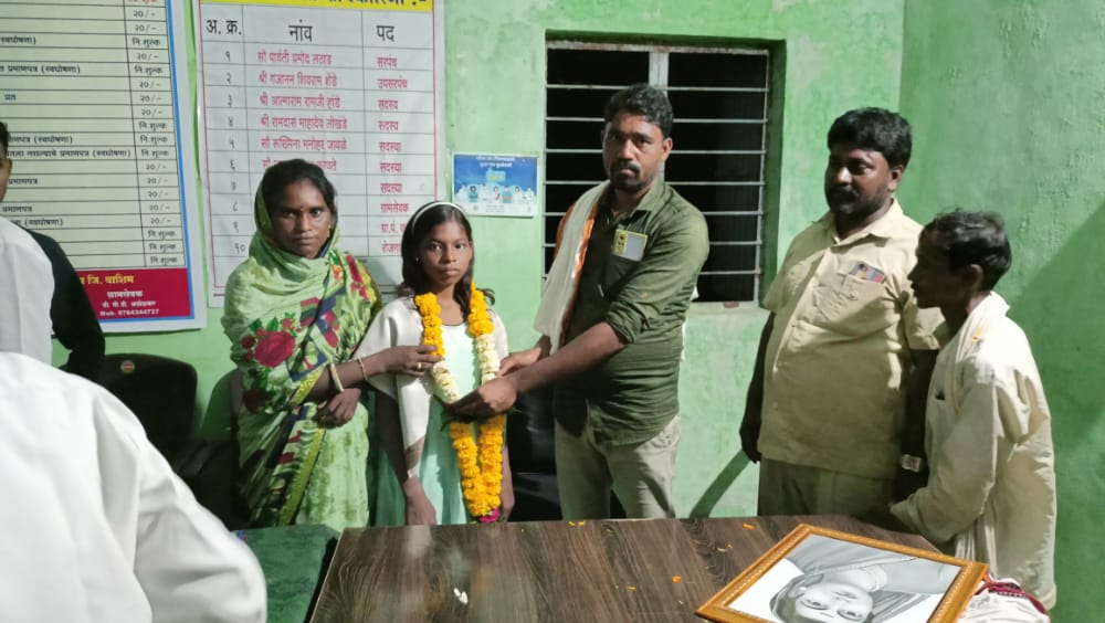 विविध आदीवासी संघटनेच्या वतीने कु कोमल ठाकरे य़ांचा सत्कार