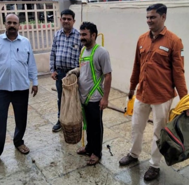 Amalner: न प अग्निशामक दलाने प्राचीन विहिरीत पडलेल्या मांजरीच्या पिलाला दिले जीवदान..दोन तासाचे रेस्क्यू ऑपरेशन झाले यशस्वी..!