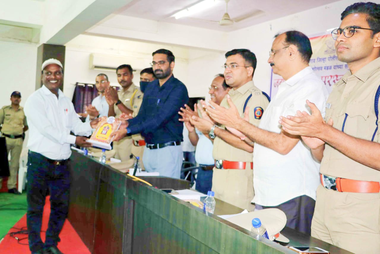 Jalgaon Live: चित्रकार उपक्रम शिल शिक्षक सुनील दाभाडे यांचा जिल्ह्याधिकारी अभिजित राऊत यांच्याकडून सत्कार..!