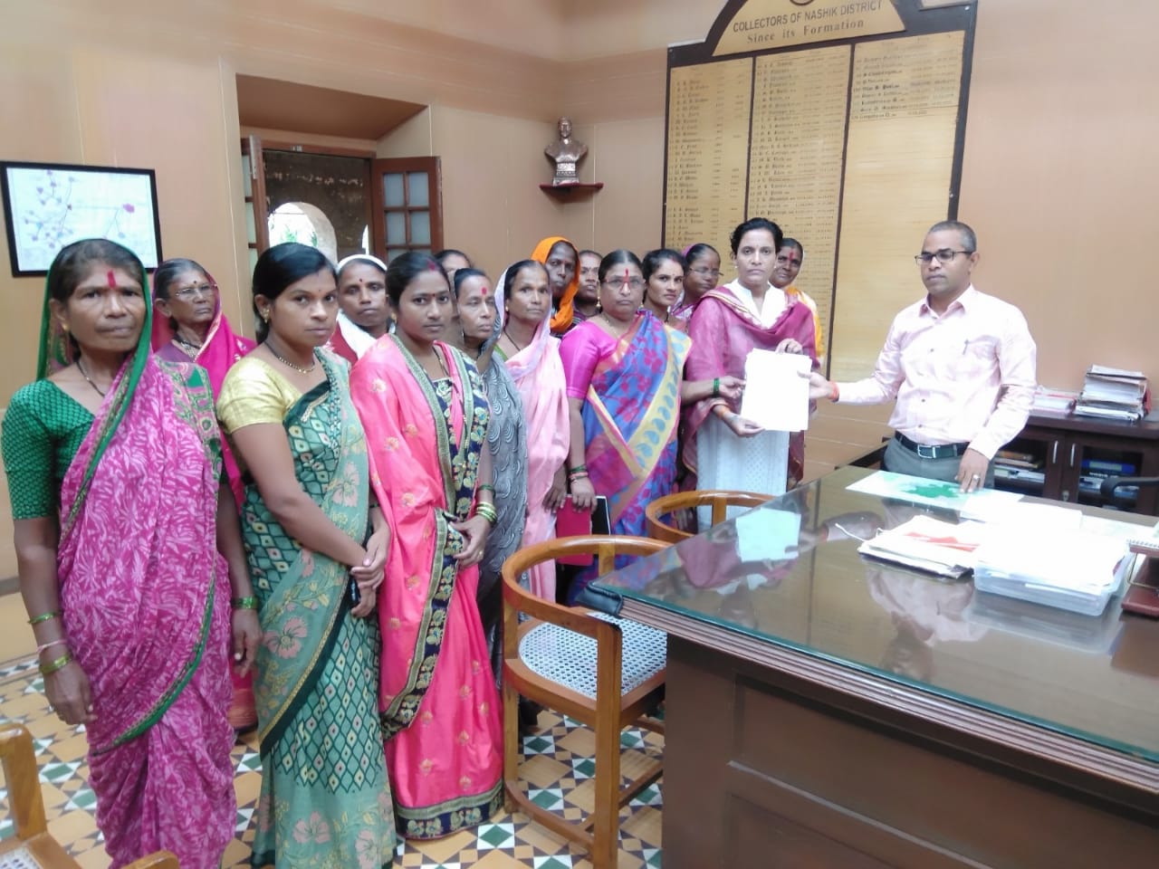 नाशिक,देवळाली मतदार संघ,माडसांगवी "दारूबंदी अभियान" डॉ.सुवर्णा भिकचंद दोंदे यांनी घेतली आक्रमक भुमिका..!! महिलांसमवेत थेट नाशिक जिल्हाधिकारी डी.गंगाथरण यांना दिले निवेदन.