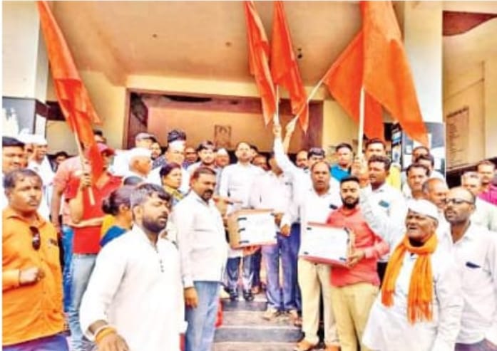 राज्यात येऊ घातलेल्या मोठे उद्योग प्रकल्प गुजरातला,येवल्यात शिवसेनेचे आंदोलन