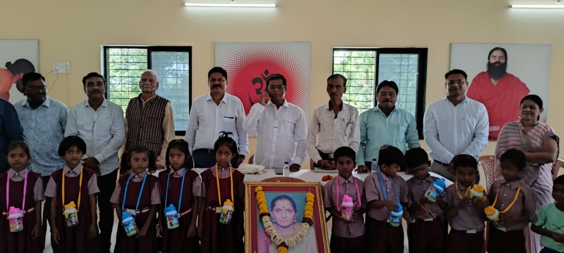 स्व.अंजली सूर्यवंशी यांच्या बाराव्या पुण्यस्मरणार्थ विद्यार्थ्यांना साहित्य वाटप