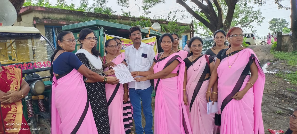 अंगणवाडी ताईं धडकल्या एकात्मीक बाल विकास प्रकल्प कार्यालयावर