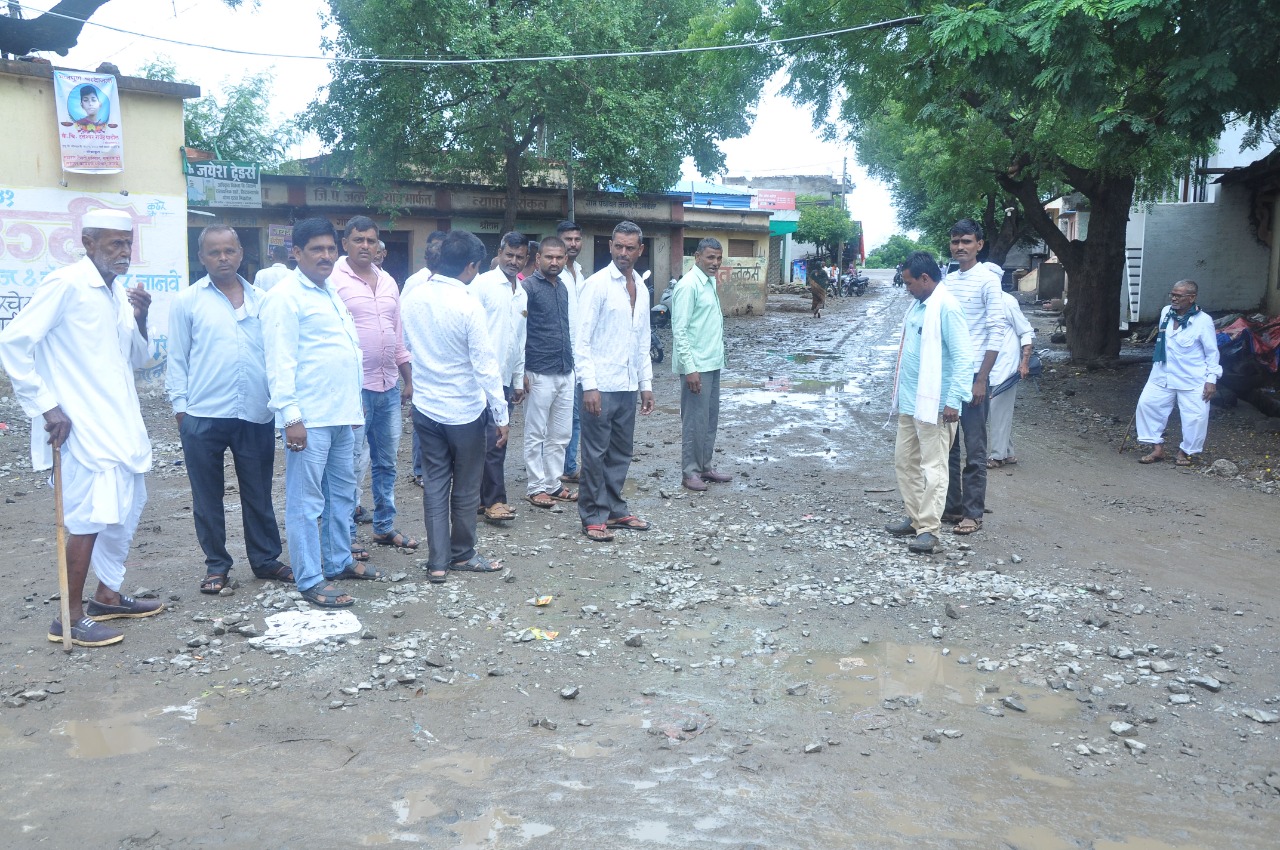 Amalner: जानवे येथील मुख्य रस्त्याचे काँक्रीटी करण काम तातडीने सुरू करा..ग्रामस्थांची मागणी...