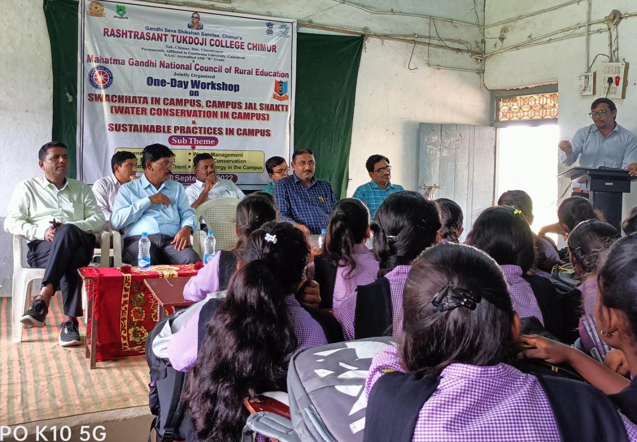 राष्ट्रसंत तुकडोजी महाविद्यालयात परीसर स्वच्छता ,जलशक्ती शाश्र्वत विकास विषयावर कार्यशाळा