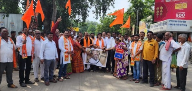 Amalner: महिलांबद्दल अपशब्द वापरणाऱ्या गद्दार रामदास कदम यांचा निषेध करून शिवसेनेचे चप्पल मारो आंदोलन..