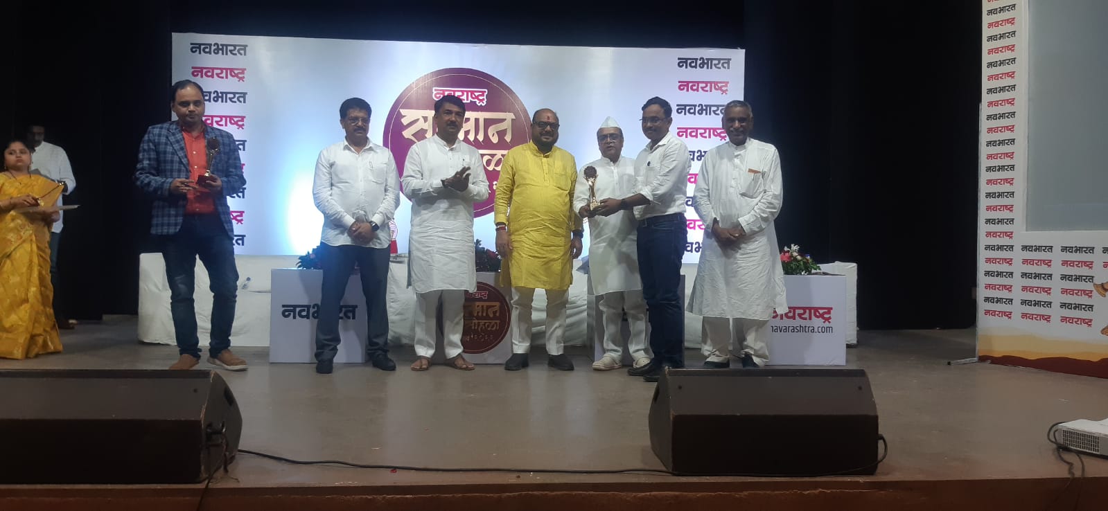 Amalner: नवराष्ट्र वृत्त समूहातर्फे आदर्श प्रशासन अधिकारी पुरस्काराने प्रशांत सरोदे सन्मानित...