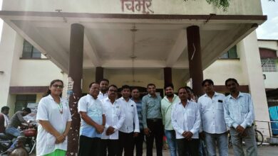 उपजिल्हा रुग्णालय चिमूर इथे चिमूर तालुका केमिस्ट अँड ड्रगीस्ट संघटने तर्फे फळ वाटप.