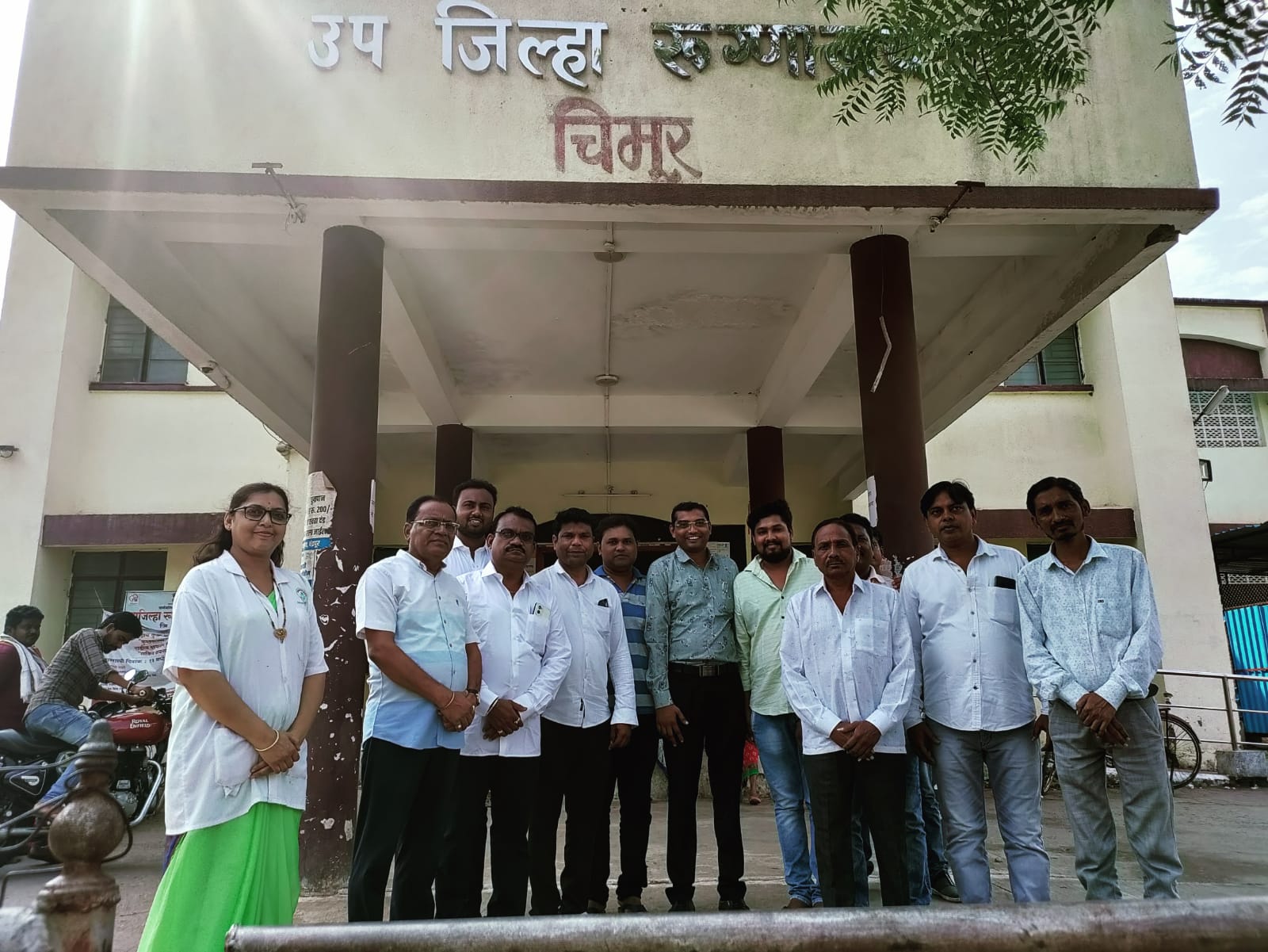 उपजिल्हा रुग्णालय चिमूर इथे चिमूर तालुका केमिस्ट अँड ड्रगीस्ट संघटने तर्फे फळ वाटप.