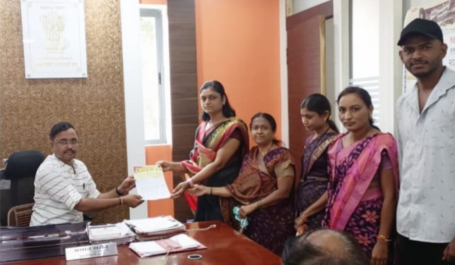 Amalner: मुंदडा नगर मधील महिला धडकल्या नगरपरिषदेत.. मुख्याधिकाऱ्यांसमोर ठेवला स्वच्छतेचा प्रश्न..