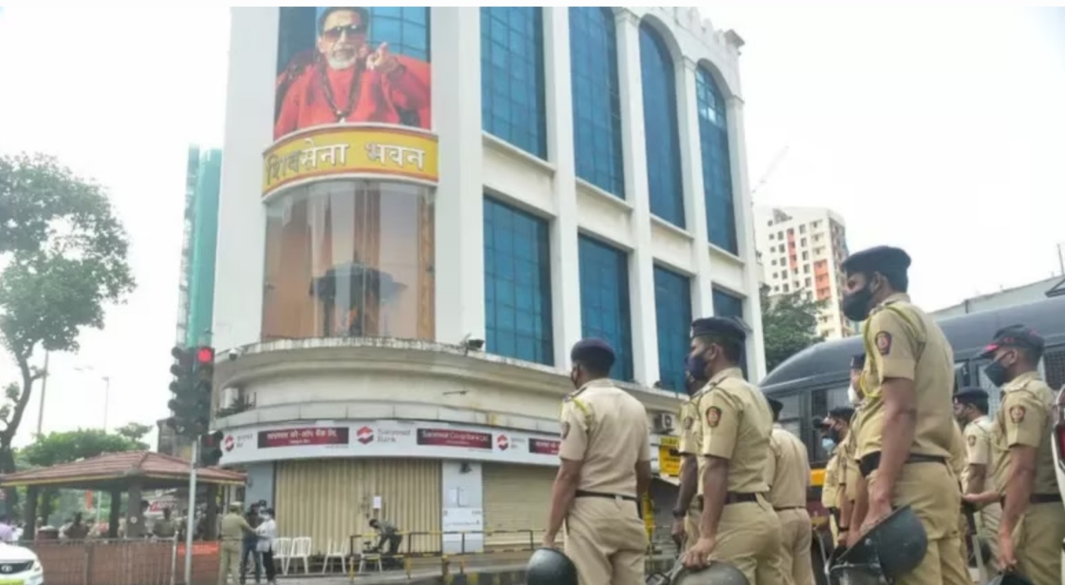 Mumbai Diary:Thakrey vs Shinde: नेमकं काय घडलं शिवसेना भवनासमोर..!