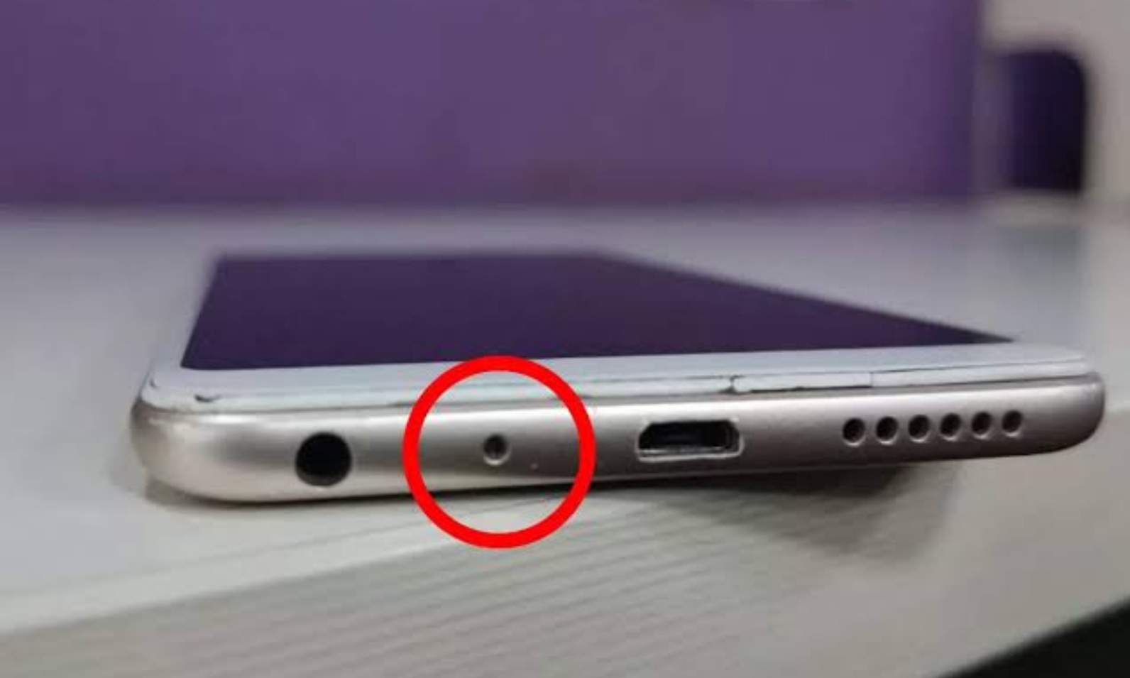 Important: मोबाईलच्या खालच्या बाजूला का असते लहान होल..?हे फक्त डिझाइन नाही तर करते महत्वपूर्ण काम.. जाणून घ्या कारण..!