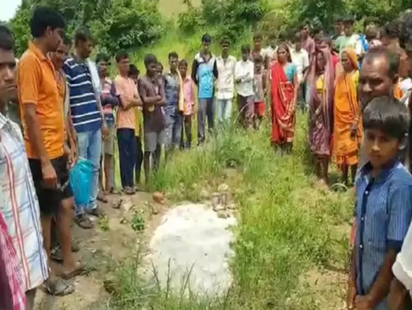 Shocking: 75 years of independnce: न्यायासाठी आदिवासी पित्याची लढाई..!बलात्कार आणि त्यानंतर खून झालेल्या मुलीचा 42 दिवस मृतदेह ठेवला मिठात..!