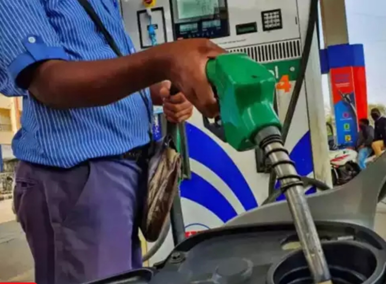 Petrol-Diesel Prize: आज पेट्रोल डिझेल स्वस्त..!जाणून घ्या कोणत्या राज्यात काय भाव..!रोज एसएमएस द्वारे असा जाणून घ्या भाव..