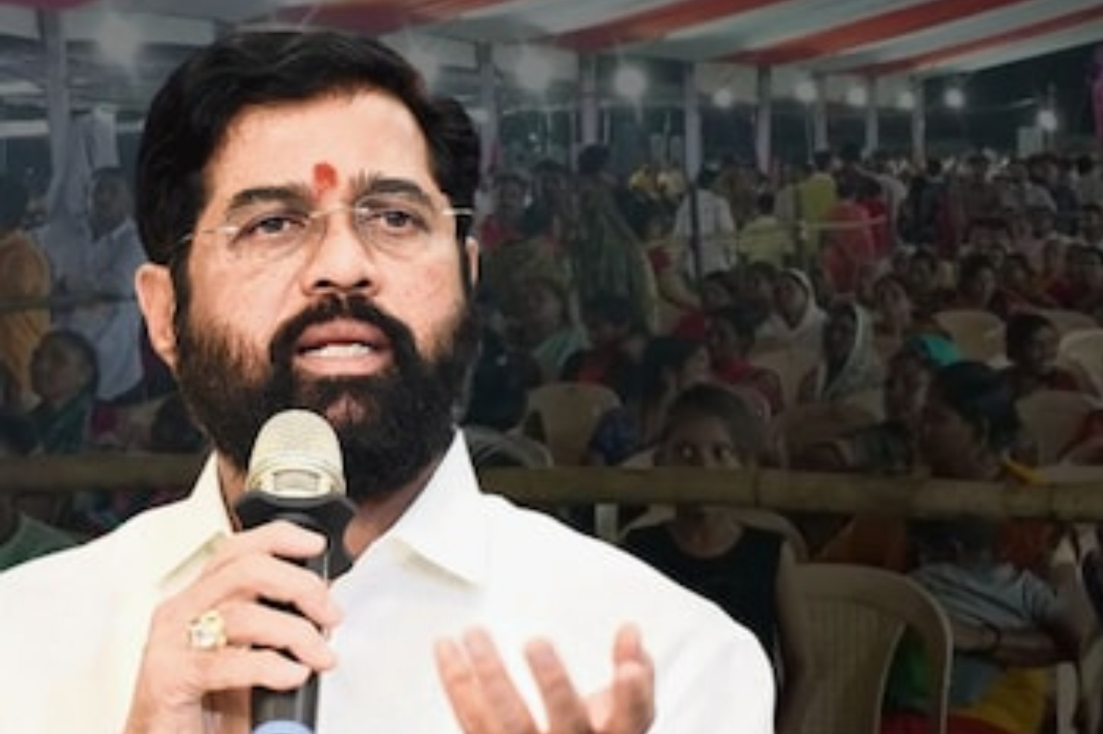 Jalgaon Live: मुख्यमंत्र्यांच्या भाषणा आधीच लोक उठून जाऊ लागले.. नेत्यांना भाषणे आवरती घ्यावी लागली..! पहा व्हिडीओ...