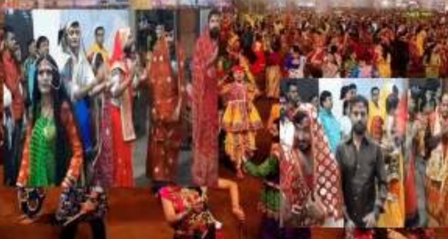 Navratri-2022: Amazing Tradition: ह्या गावात पुरुष खेळतात साडी नेसून गरबा..!जपतात 200 वर्षे जुनी परंपरा..!