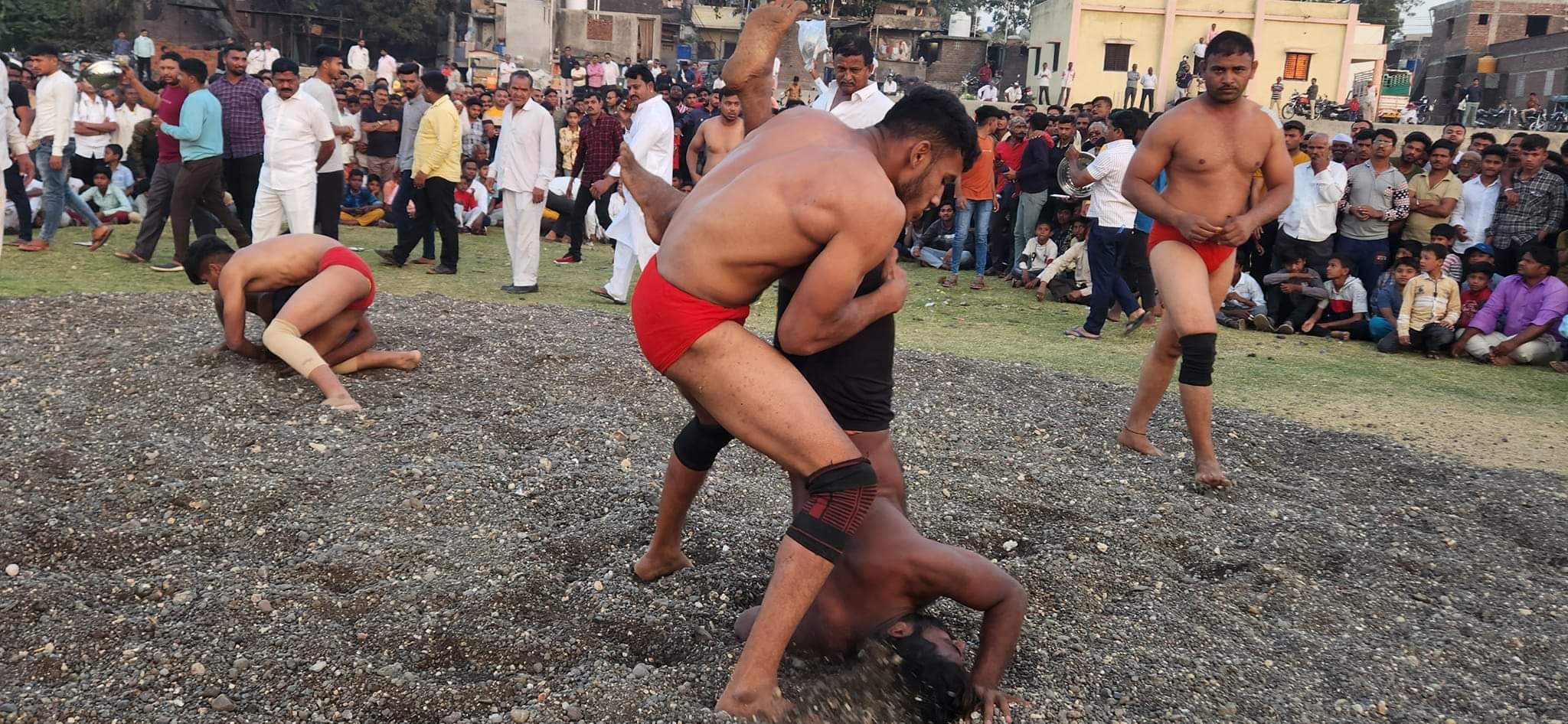 Amalner:  कोंडाजी व्यायामशाळा व मंगळग्रह सेवा संस्थेतर्फे मकर संक्रांतीनिमित्त कुस्त्यांची दंगल