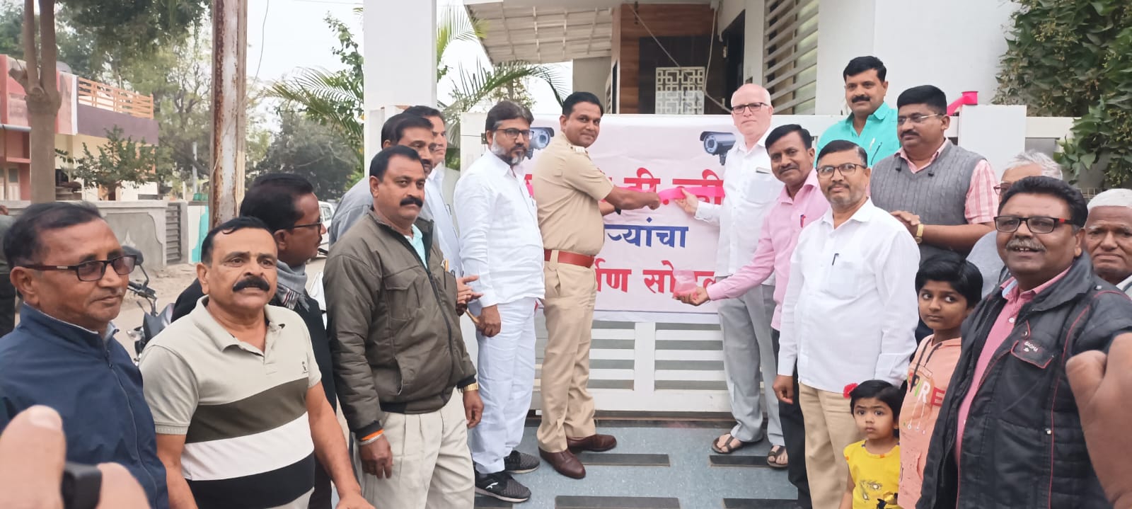 Amalner: लोकसहभागातून शास्त्रीनगर आणि सद्गुरू नगर येथे डीवायएसपी राकेश जाधव यांच्या हस्ते सीसीटीव्ही कॅमेऱ्यांचा लोकार्पण सोहळा संपन्न