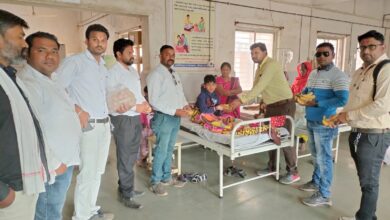 पत्रकार दिनानिमित्त चोपडा उपजिल्हा रुग्णालय येथे फळवाटप व कोरोना योद्धा प्रशांत पाटील उर्फ मामू यांचा सत्कार