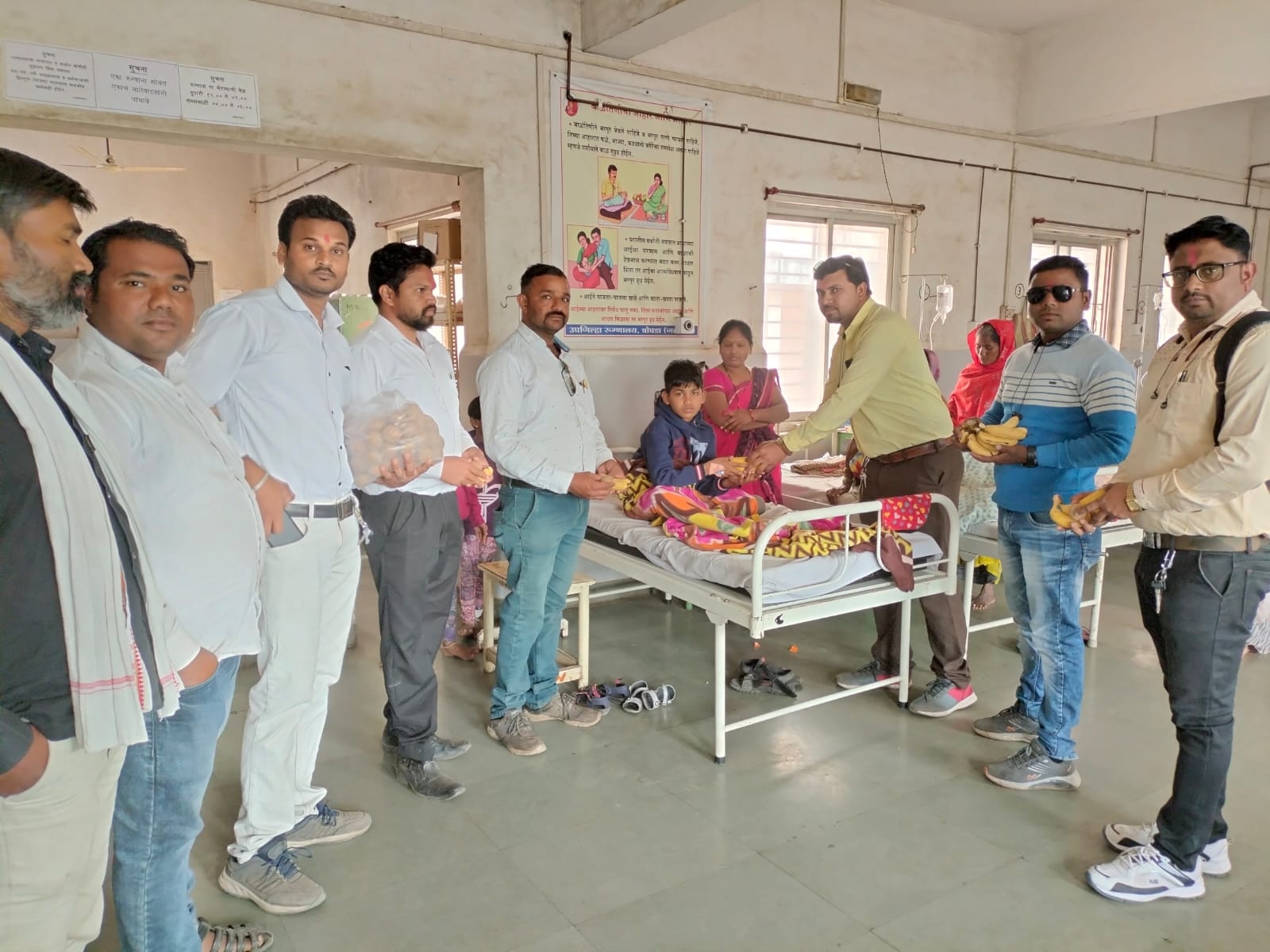 पत्रकार दिनानिमित्त चोपडा उपजिल्हा रुग्णालय येथे फळवाटप व कोरोना योद्धा प्रशांत पाटील उर्फ मामू यांचा सत्कार