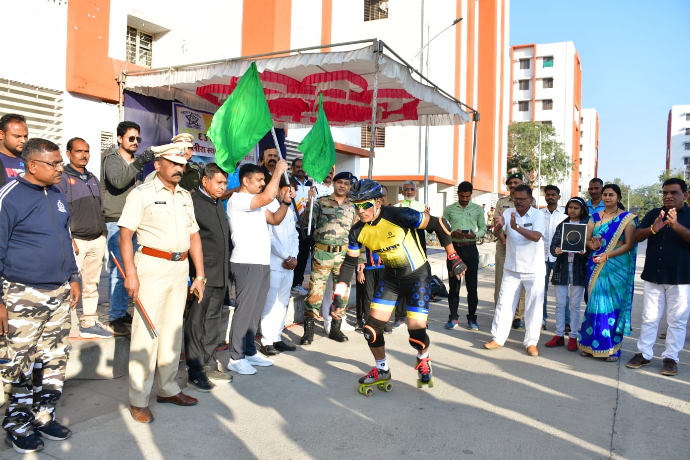 Jalgaon: ६३ व्या पोलीस स्थापना दिनाला, ४४ वर्षीय पोलीस विनोद अहिरे यांनी ६३ किलोमीटर स्केटिंग करून केला विक्रम, सदरचा विक्रम अर्पण केला २६/११ चा हल्ला व कोरोना महामारीत शहीद झालेल्या शहिदांना