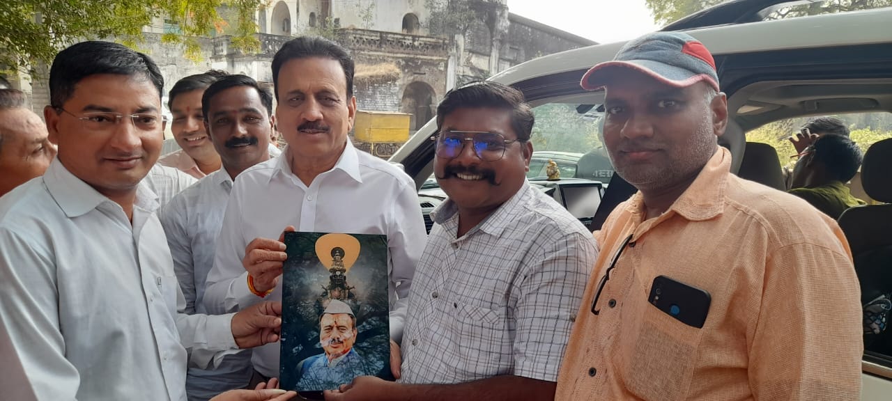 ग्रामविकास मंत्री गिरीष महाजन यांना दिली प्रतिमा भेट......