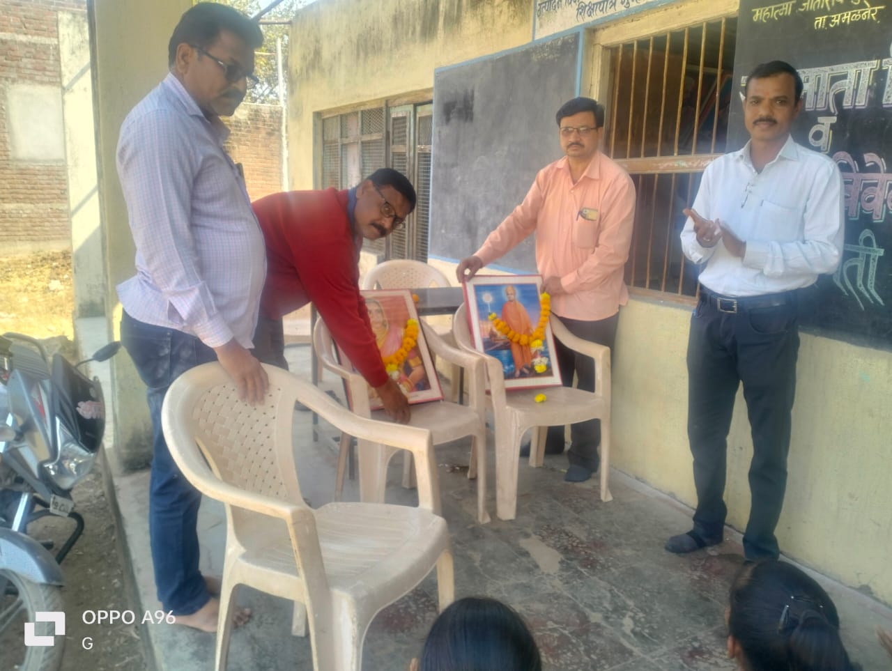 Amalner: देवगांव देवळी हायस्कूलमध्ये राजमाता जिजाऊ व स्वामी विवेकानंद जयंती साजरी....