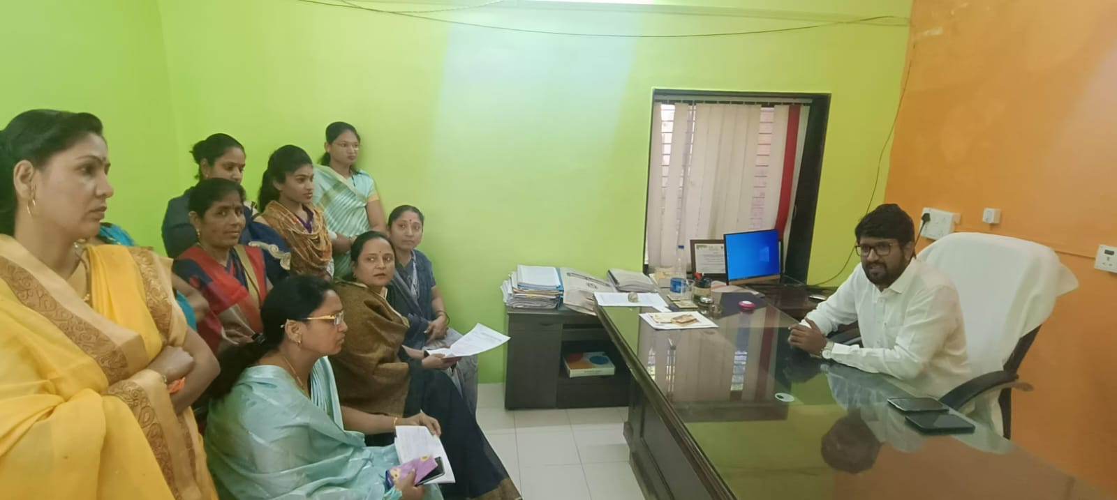 महिलांच्या समस्यांबाबत मुख्याधिकारी यांना वरणगाव राष्ट्रवादी महिला आघाडीचे निवेदन..!