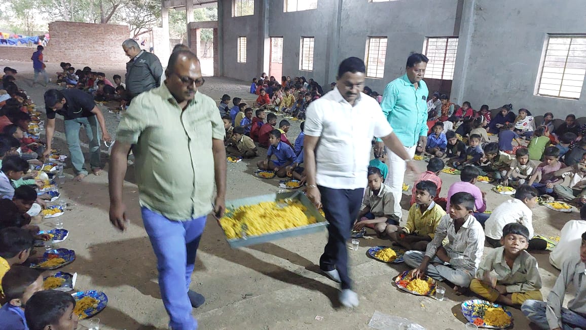 Amalner: एस एस पाटील आश्रमशाळेत मकर संक्रांतीनिमित्त अन्नदान..!