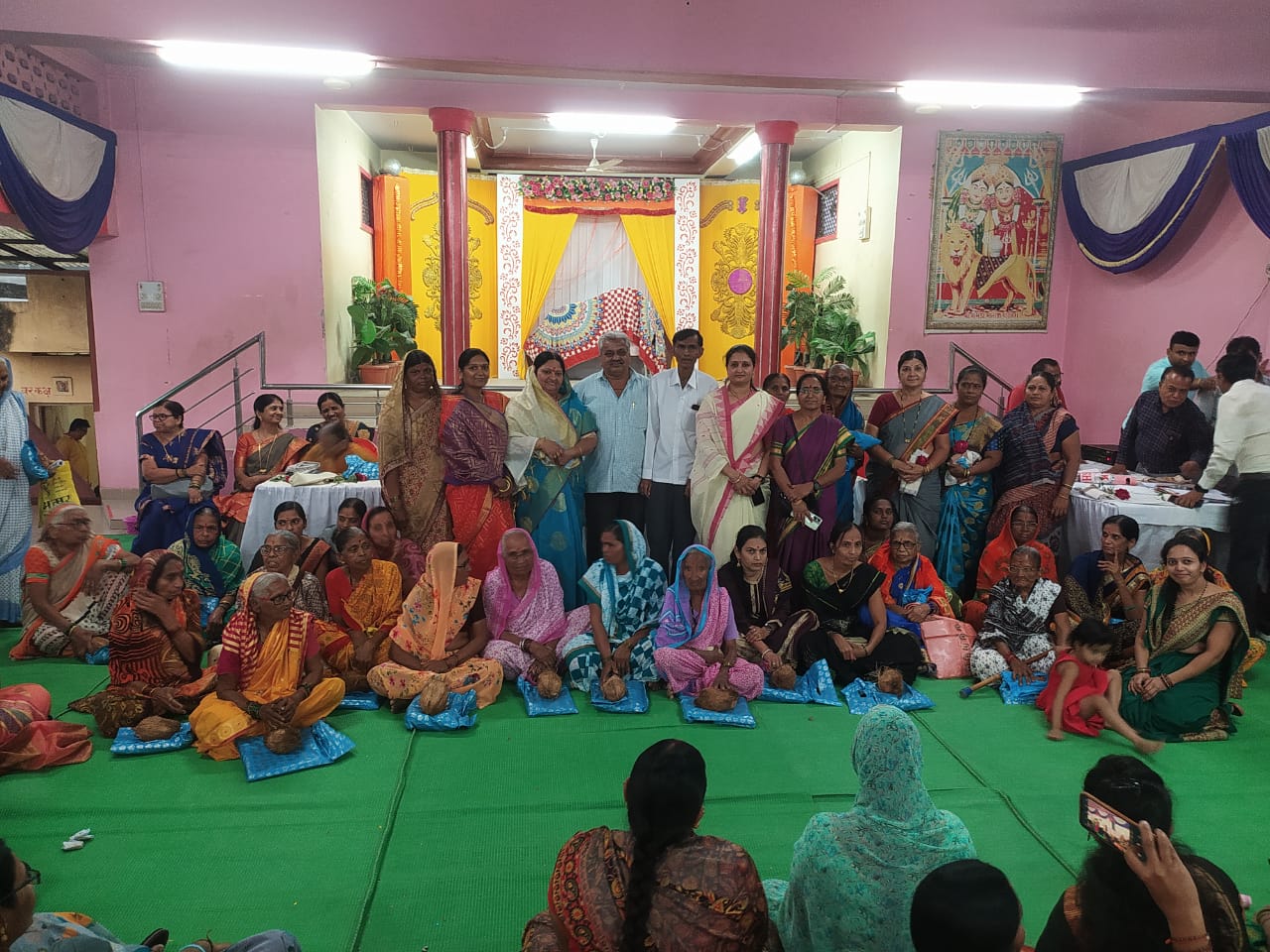 Amalner: बडगुजर समाजात अमळनेर येथे प्रथमच भरल्या विधवा महिलांच्या साडी नारळाने ओटी..! सोहळा हळदी कुंकूचा, प्रयत्न समाज प्रबोधनाचा