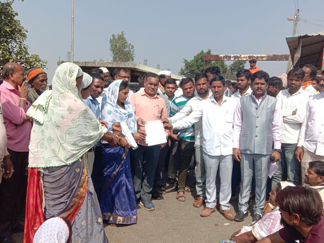 भारताचा लोकशाहीवादी युवा महासंघ (DYFI) सुरगाणा तालुका यांच्या वतीने लाडगाव फाटा येथे विविध प्रश्नांसंदर्भात ४ तास रास्ता रोको आंदोलन