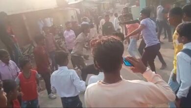 शुल्कक्ष कारणावरून दोन तरुणांना मारहान, चौघावर गुन्हा दाखल