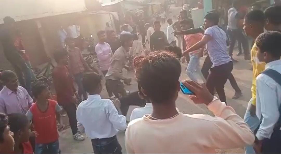 शुल्कक्ष कारणावरून दोन तरुणांना मारहान, चौघावर गुन्हा दाखल