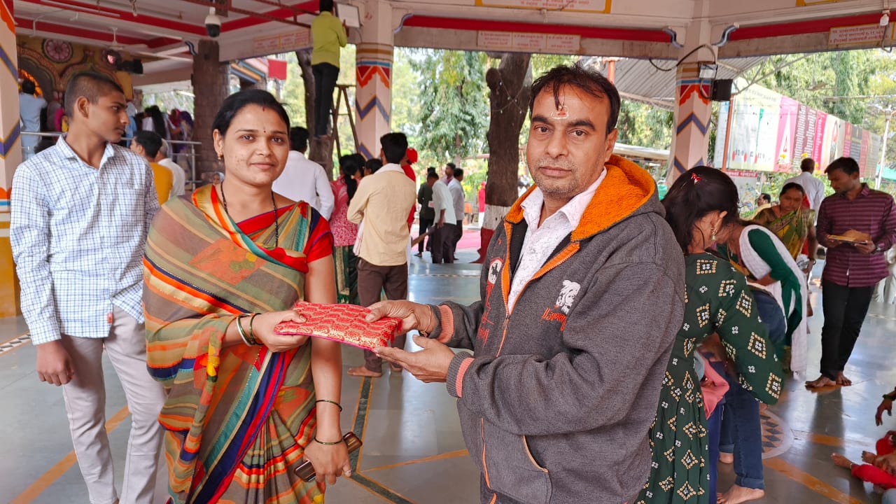 Amalner: मंगळ देवाच्या दर्शनासाठी आलेल्या भाविकात दिसले प्रामाणिकपणाचे दर्शन...हरविलेली मौल्यवान वस्तूची पर्स केली परत