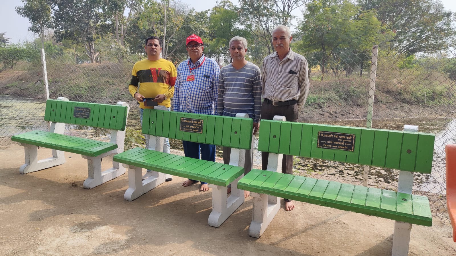 Amalner: वडिलांच्या स्मरणार्थ तिन्ही मुलांनी श्मंगळग्रह मंदिराला दिले बाक भेट