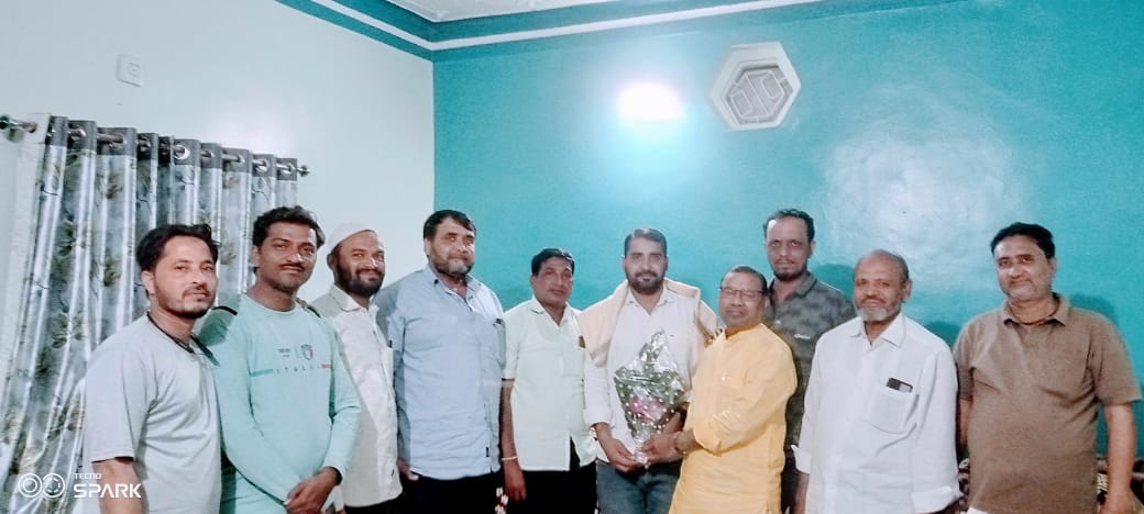 मारुळ चे सरपंच असद अहमद यांचा प्रभाकर अप्पा सोनवणे यांनी केला सत्कार