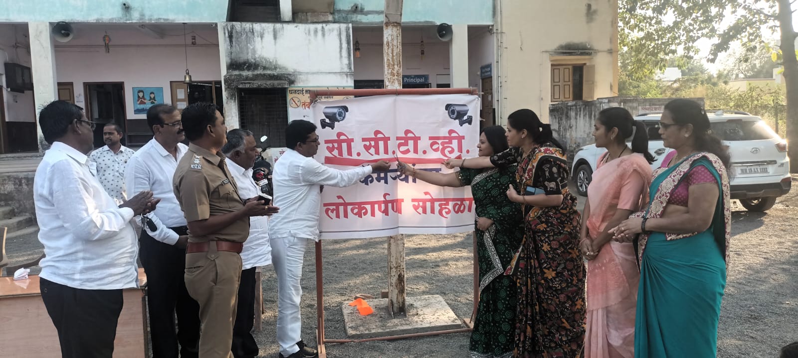 Amalner: महिलांच्या हस्ते १०० सीसीटीव्ही कॅमे-यांचे उद्घाटन