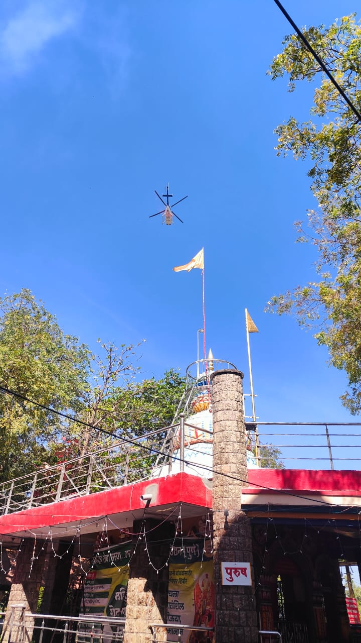 Amalner: नववधूने केली मंगळग्रह मंदिरावर हेलिकॉप्टर मधून पुष्पवृष्टी