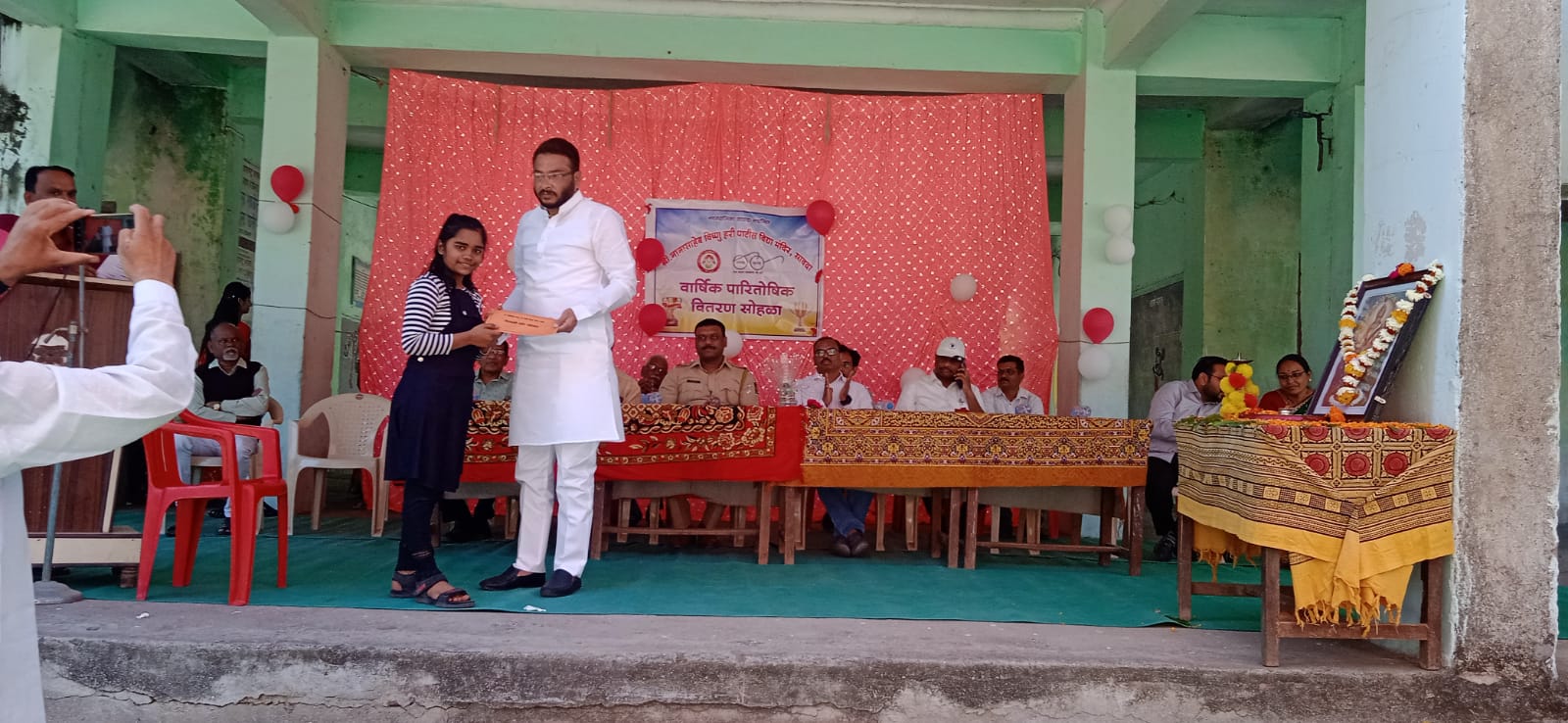 सावदा येथे ना.वि.ह.पाटील कन्या शाळेत वार्षीक पारितोषिक वितरण सोहळा संपन्न