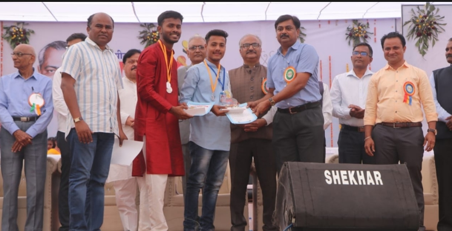 Amalner: युवारंग महोत्सवात निर्भय आणि जयेश सोनारने वादविवाद आणि वक्तृत्व स्पर्धेत पटकावले रौप्यपदक..!