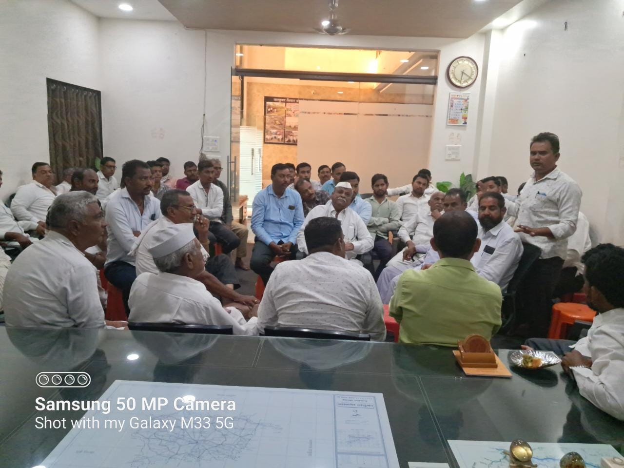 Amalner: मा आ शिरीषदादा चौधरी मित्रपरिवाराचे पदाधिकारी आणि कार्यकर्ते यांची कृषी उत्पन्न बाजार समितीच्या निवणुकीत उतरणार..! बैठकीत निर्णय..!