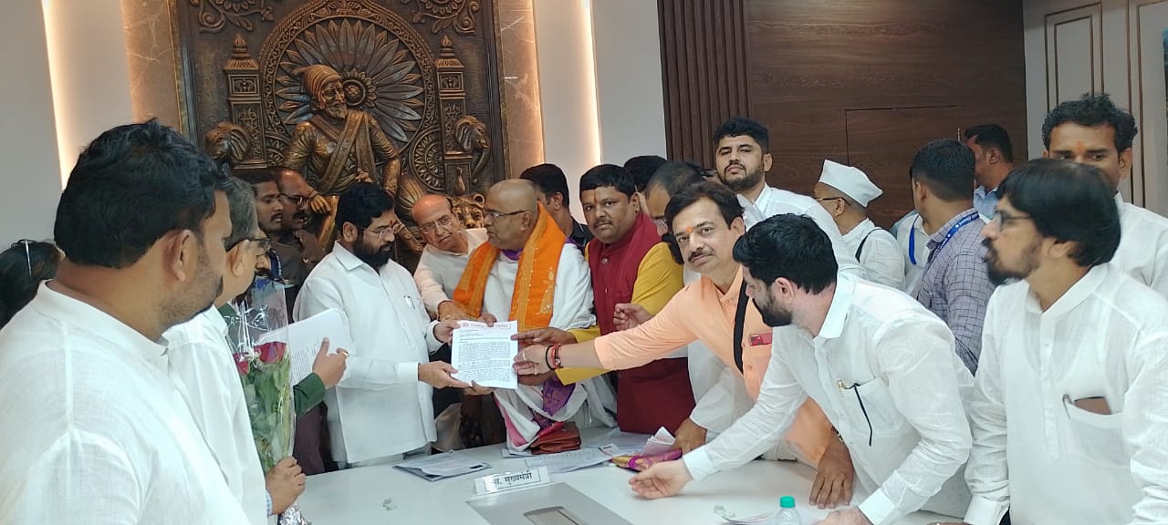 Amalner:महाराष्ट्र मंदिर महासंघा तर्फे विविध मागण्यांचे मुख्यमंत्र्यांना निवेदन