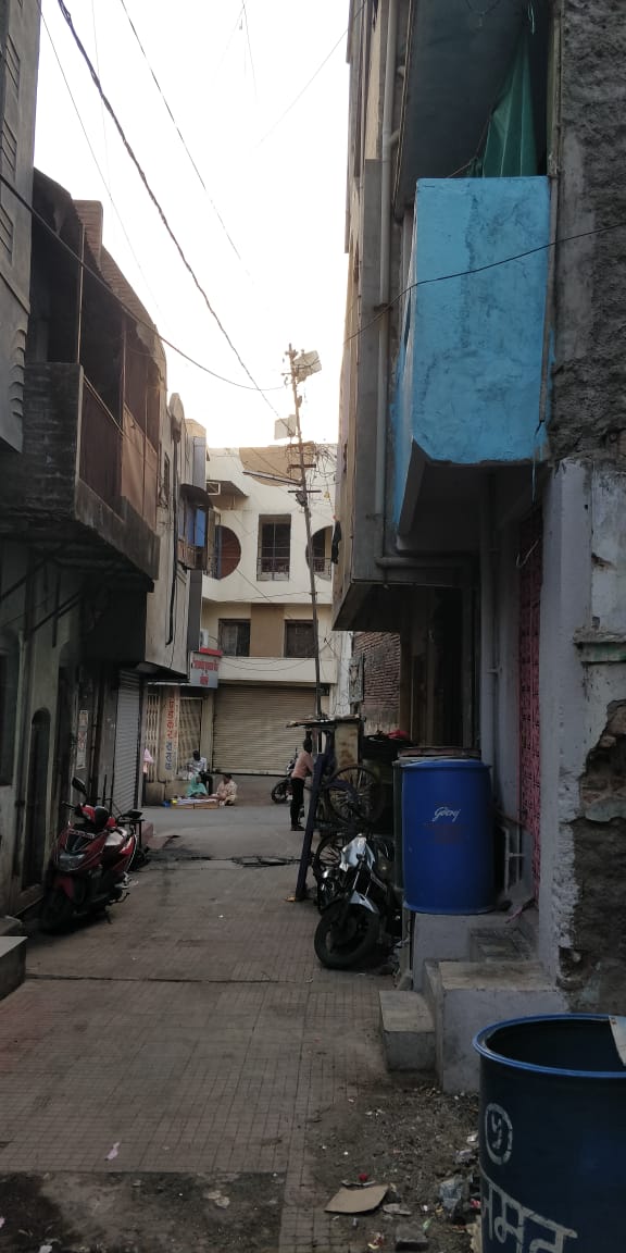 Amalner: सराफ बाजार येथील विद्युत पोल धोकादायक दुरुस्तीची नविद शेख यांची मागणी