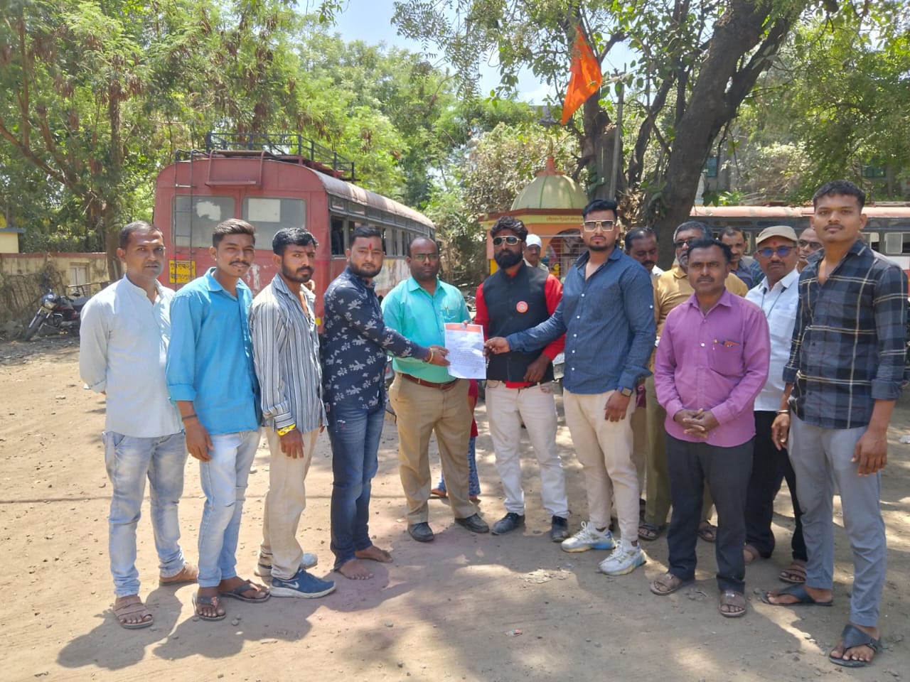 Amalner: गावांच्या नावांचे फलक लावा.. मनसेचे बस आगार प्रमुखांना निवेदन...