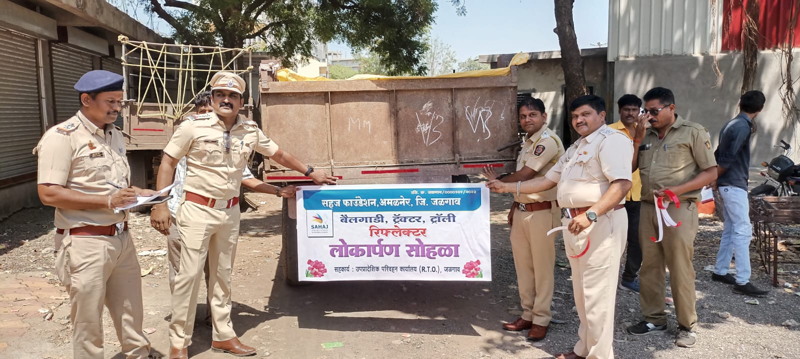 Amalner: १६५ ट्रॅक्टर ट्रॉलींना रिफ्लेक्टर लावून मानवी जीवन केले सुरक्षित...डीवायएसपी राकेश जाधव यांची संकल्पना : सहज फाउंडेशन व आरटीओ जळगावचा उपक्रम