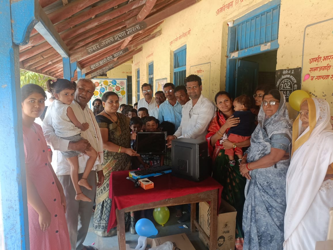 विराज देवकांत पाटील यांच्या पहिल्या वाढदिवसानिमित्त जिल्हा परिषद मराठी मुलांची शाळा विरावली येथे संगणक भेट
