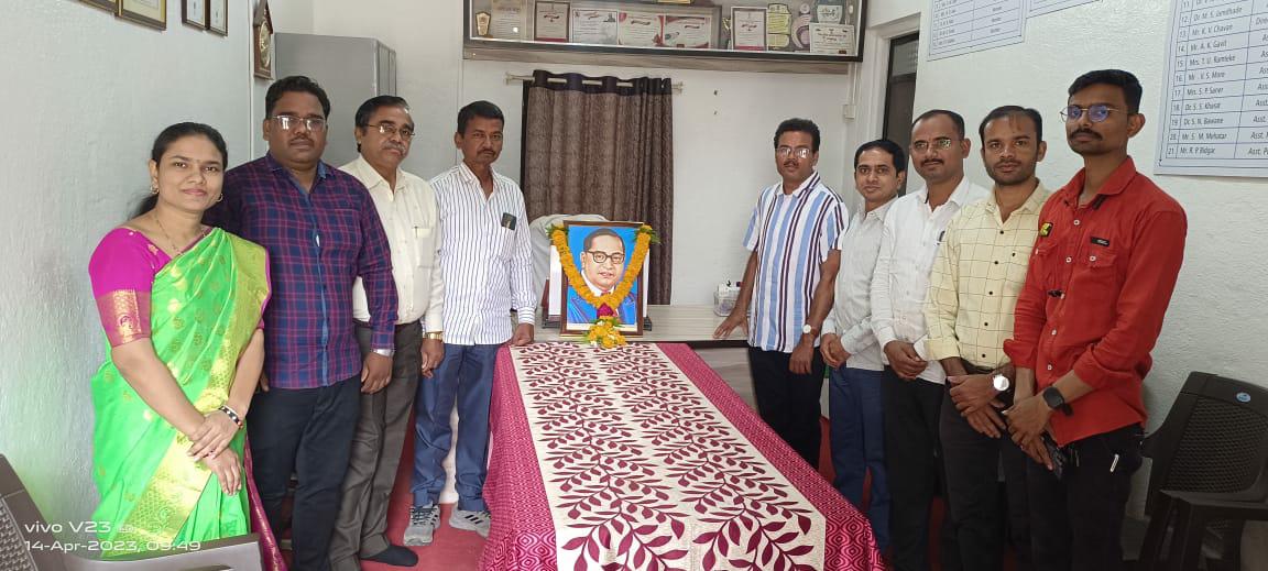 श्रीमती एन.एन.सी. महाविद्यालय कुसुंबा येथे डॉ. बाबासाहेब आंबेडकरांना अभिवादन