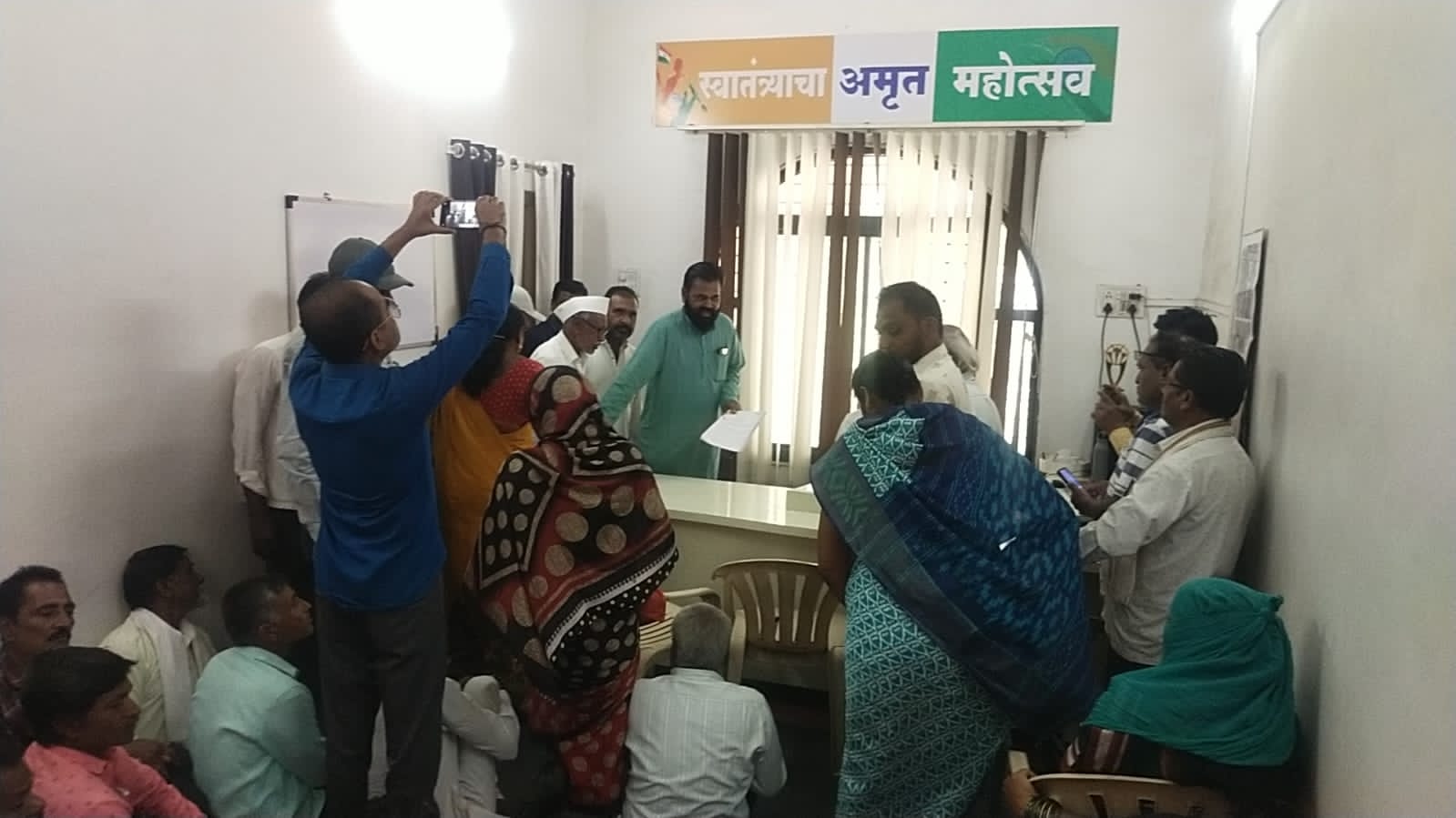 हरंगुळ (बु) च्या राजेनगर व विठ्ठलनगर मंध्ये जाण्यासाठी रस्ता आणि पिण्याच्या पाण्याची सोय करा..तहसीलदारांना निवेदन.